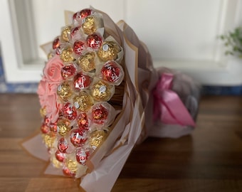 Gran ramo de regalo atado a mano con chocolate Ferrero Rocher Lindt Lindor y flores.