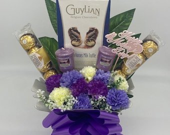 Ramo de chocolates para el Día de la Madre con Ferrero Rocher y Guylian, impresionantes flores de seda y cesta de regalo de Yankee Candle.