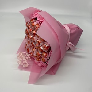 Großes Lindt Lindor Schokolade & Blumen Geschenk zum Muttertag.