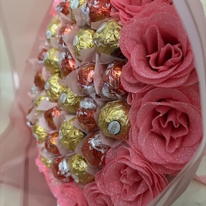 Wunderschöner Rosa Ferrero Rocher & Lindt Lindor Mit Glitzerrosen Handgebundener Blumenstrauß