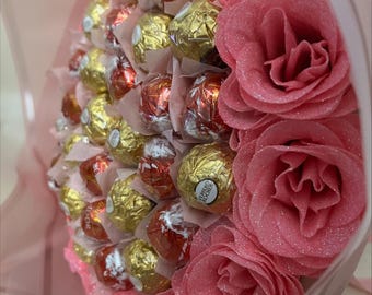 Hermoso ramo de rosas atadas a mano de Ferrero Rocher y Lindt Lindor en color rosa con purpurina