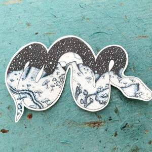 以下が含まれることがあります： 蛇の体の中に夜空と降る雨が描かれた白黒のイラスト。蛇は尾を口に入れて丸くなっている。