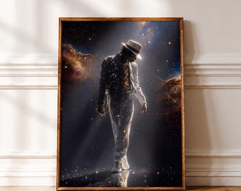 Puede incluir: Una impresión de arte mural enmarcada que muestra una figura con sombrero fedora, chaqueta oscura y pantalones claros en una pose dinámica. El fondo representa una nebulosa del espacio profundo con estrellas brillantes y polvo cósmico.