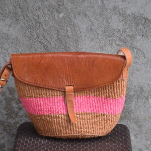 Gewebte Umhängetasche für Frauen, handgefertigte Crossbody-Tasche mit Riemen, afrikanische Geldbörse Alltagshandtasche, Sommer-Sisal-Tasche, Ledermarkt-Beutelgeschenke