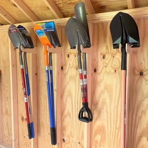 K&ouml;nnte beinhalten: F&uuml;nf verschiedene Schaufeln h&auml;ngen an einer Holzwand. Die Schaufeln sind alle in verschiedenen Farben und Gr&ouml;&szlig;en. Die Schaufeln sind mit der Marke "KOBALT" gekennzeichnet.
