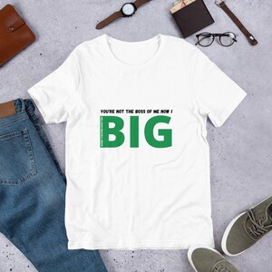 Peut inclure: T-shirt blanc avec un texte vert qui dit "You're not the boss of me now! And you're not so big" et "BIG".