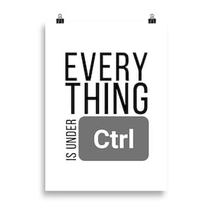 Peut inclure: Affiche noir et blanc avec le texte "EVERYTHING IS UNDER Ctrl" en gras, avec une touche d'ordinateur grise avec le mot "Ctrl" en noir.