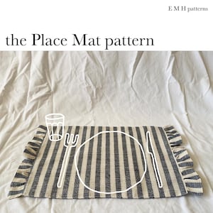Op de afbeelding: Een gestreepte placemat met een gerimpelde rand, in tinten grijs en crème. De tekst "the Place Mat pattern" staat bovenaan. De afbeelding bevat een getekende omtrek van een bord, vork, mes en glas.