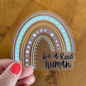 Be A Kind Adesivo Umano / Arcobaleno/ 3&quot; x 2,77&quot;