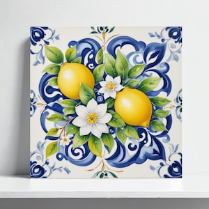 Può includere: Piastrella quadrata in ceramica con un disegno ad acquerello di limoni, fiori bianchi e foglie verdi. Lo sfondo presenta un motivo a vortice blu e bianco. La piastrella è esposta su una superficie bianca.