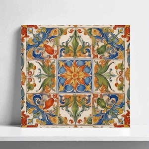 Op de afbeelding: Vierkante decoratieve tegel met een herhalend patroon van bloemen- en bladmotieven. Het kleurenpalet van de tegel omvat blauw, oranje, groen en crème. Het centrale ontwerp is een gestileerde bloem, omgeven door sierlijke bladeren en krullen. De tegel is waarschijnlijk gemaakt van keramiek.