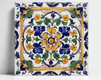 Puede incluir: Azulejo cerámico cuadrado con diseño floral. El azulejo presenta un fondo crema con un borde amarillo y un patrón floral central en azul, amarillo y verde. El diseño incluye flores y hojas estilizadas.