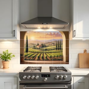 Puede incluir: Un salpicadero de cocina con una pintura de un viñedo toscano al atardecer. La obra de arte representa colinas, cipreses y una villa, enmarcada por un arco. El salpicadero está instalado sobre una cocina de gas de acero inoxidable.