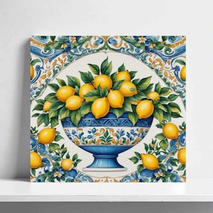 Peut inclure: Impression sur toile carrée représentant une nature morte de citrons. Un bol décoratif bleu et blanc est rempli de citrons jaunes et de feuilles vertes. Le fond présente un motif floral bleu et blanc.