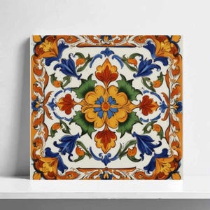 Puede incluir: Azulejo cerámico cuadrado con diseño floral. El azulejo presenta una flor amarilla central con detalles azules y naranjas, rodeada de hojas verdes y patrones florales azules y naranjas sobre fondo blanco.
