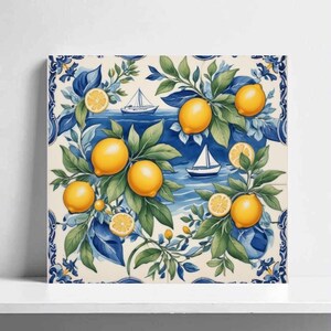Op de afbeelding: Vierkante keramische tegel met een citroen- en zeilbootontwerp. Het kunstwerk toont heldergele citroenen, groene bladeren en een blauwe oceaan met witte zeilboten. De tegel heeft een witte achtergrond met een blauwe bloemenrand.