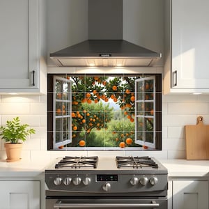 Puede incluir: Una cocina con campana extractora y estufa de acero inoxidable. Un salpicadero de azulejos representa una ventana abierta con vistas a un naranjal. También se ven armarios blancos y una pequeña planta en maceta.