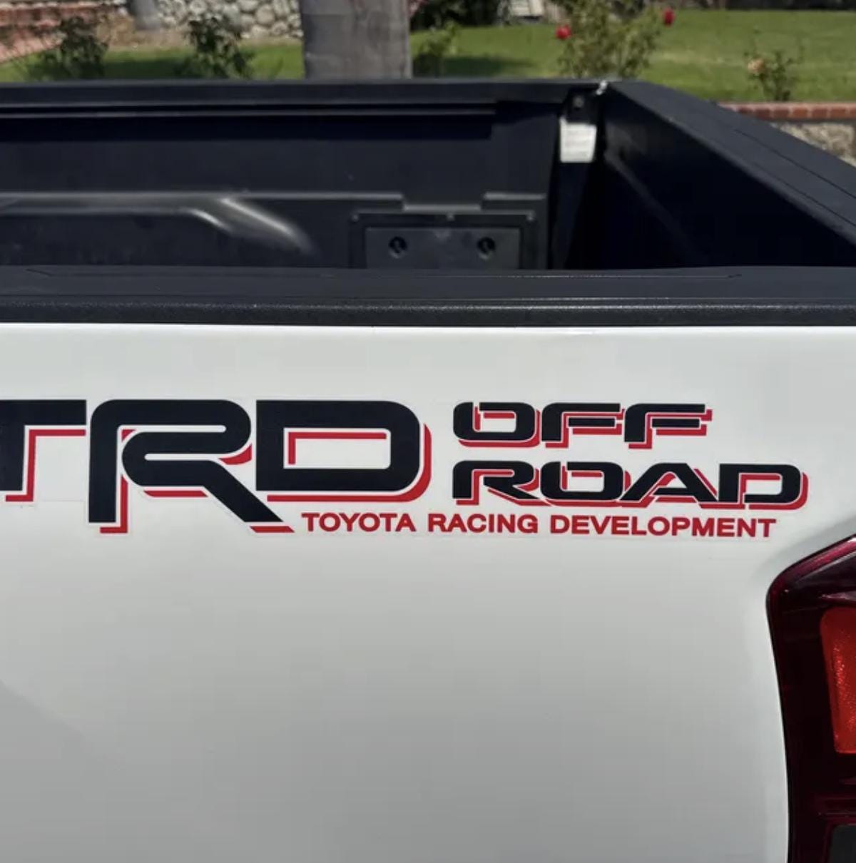 ブラック/レッド TRD オフロード交換用デカール トヨタ タコマ 
