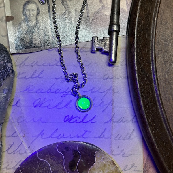 Dainty Uranium Glass Necklace (008)