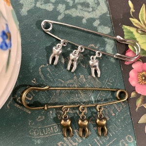 Broche de solapa con alfiler de seguridad dental, accesorio punk gótico, dije para bolso, alfiler dental, joya dental con motivos dentales, plata antigua, bronce u oro, 2,75"