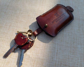 Personalisierter Schlüsselanhänger aus Leder: Handbemaltes Pflanzlich gegerbtes Leder aus Italien