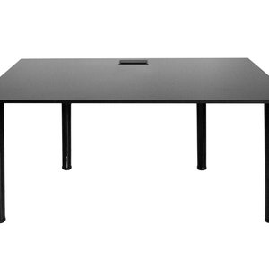 Pode incluir: Mesa retangular preta com quatro pernas pretas. O tampo da mesa tem um pequeno recorte retangular.