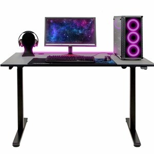 Peut inclure: Un bureau debout noir avec un plateau gris, un clavier noir, une souris noire, une tour d'ordinateur noire avec des lumières LED roses, un moniteur noir avec un fond de galaxie et un casque noir sur un support.