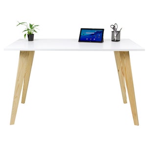 Könnte beinhalten: Weißer rechteckiger Schreibtisch mit einem Untergestell aus hellem Holz und vier Beinen. Ein Tablet-Computer, eine Topfpflanze und ein Stiftehalter mit einer Schere stehen auf dem Schreibtisch.