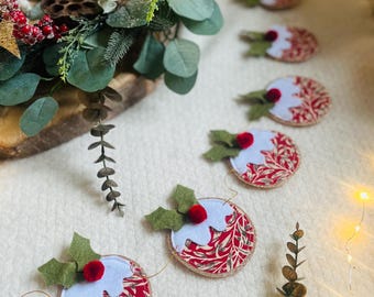Morris Christmas Pudding Garland