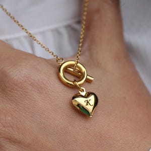 Colar de coração personalizado com inicial e ouro 18K | Colar com pingente de coração gravado | Colar com nome personalizado com fecho de alternância e coração