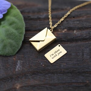 Collar con sobre de oro de 14 quilates: medallón personalizado con mensaje secreto grabado. Collar con carta de amor único, regalo para su graduación.