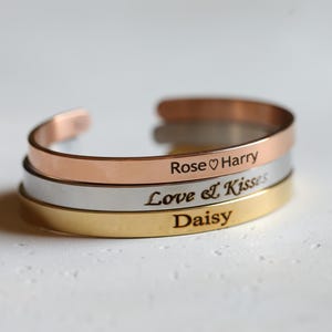 Bracciale personalizzato con nome riempito in oro 18K - Bracciale inciso personalizzato - Bracciale da polso per uomo e donna - Bracciale con nome - Regalo di laurea