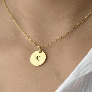 Collares con dijes chapados en oro de 18 quilates / Collar con inicial grabada en disco / Collar con nombre personalizado / Collar de regalo de Navidad