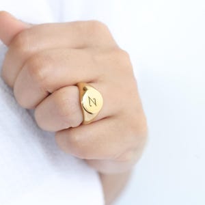 Anillo de oro con inicial personalizada / Anillo de oro personalizado / Anillo con sello del alfabeto / Anillo con sello de letra grabada / Anillos personalizados para hombres y mujeres