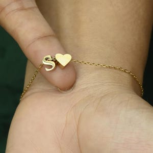 Pulsera con inicial de corazón de oro / Pulsera con letra personalizada / Pulsera con inicial delicada / Pulsera con nombre personalizado de oro / Pulsera con nombre