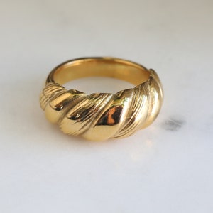 Bague en or plaqué 18 carats pour femme | Bague croissant | Bague empilable | Bague en or épaisse | Bague dôme | Chevalière pour femme | Cadeau pour maman