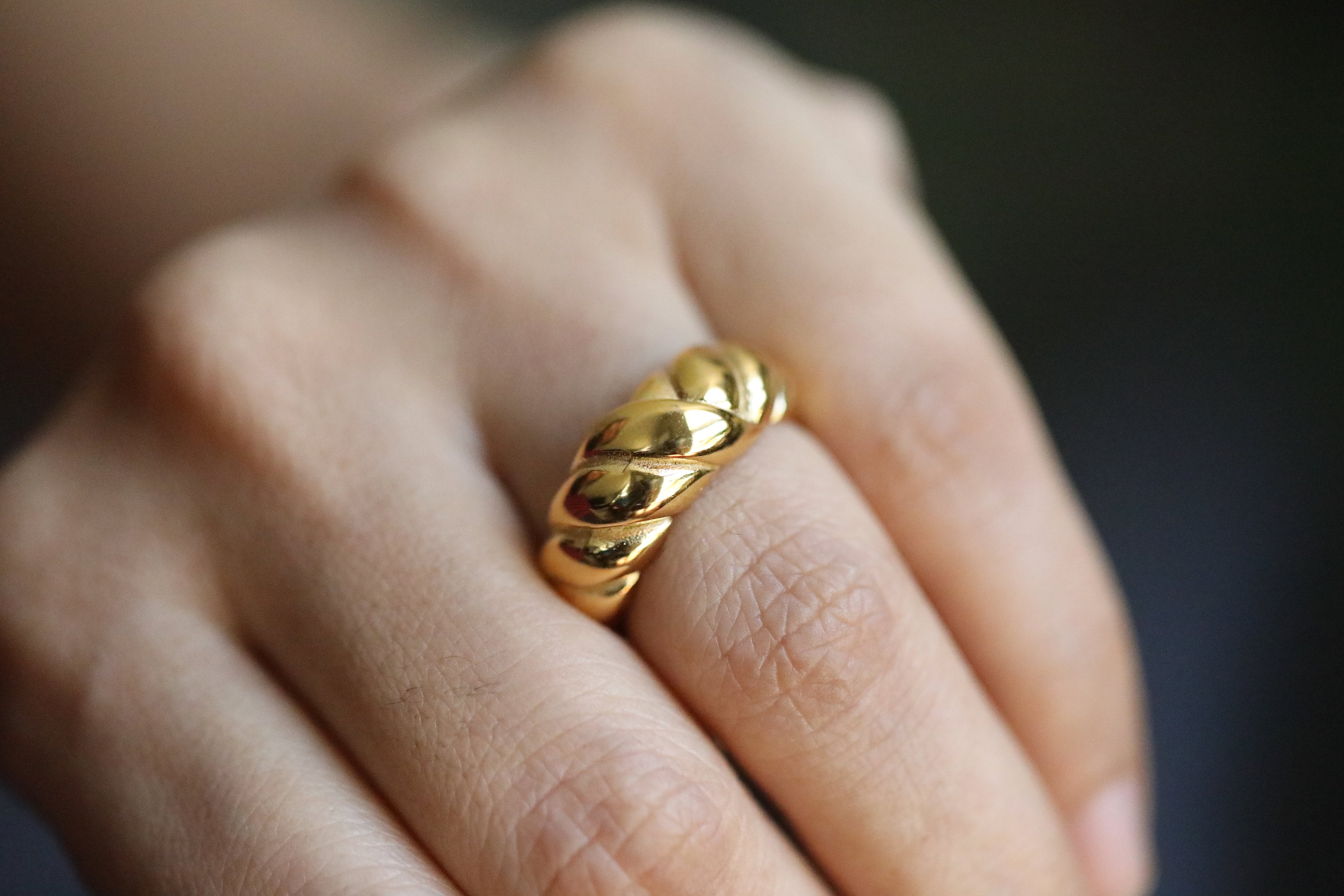 Anello in oro 18 carati per donna / Anello a croissant / Anello impilabile / Anello in oro massiccio / Anello a cupola / Anello con sigillo per donna / Regalo per la mamma