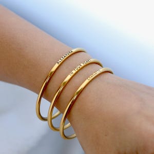 Set di braccialetti rigidi incisi / Bracciale rigido personalizzato in oro riempito con incisione per ragazze / Braccialetti rigidi in oro personalizzati impilabili / Regalo per la festa della mamma