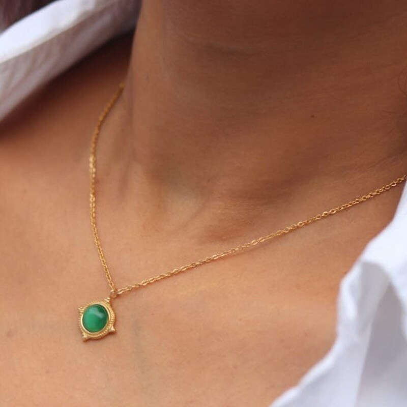 Green stone short necklace