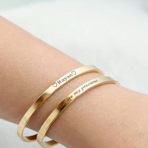 Bracciale personalizzato riempito in oro 18 carati - Bracciale con nome inciso - Bracciale piatto impilabile per donna - Bracciale in oro personalizzato