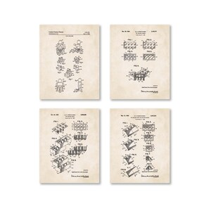 Op de afbeelding: Een set van vier vintage patentprints voor LEGO-bouwstenen. De prints zijn in zwart-wit en bevatten illustraties van de stenen en figuren. De prints zijn op een beige achtergrond.