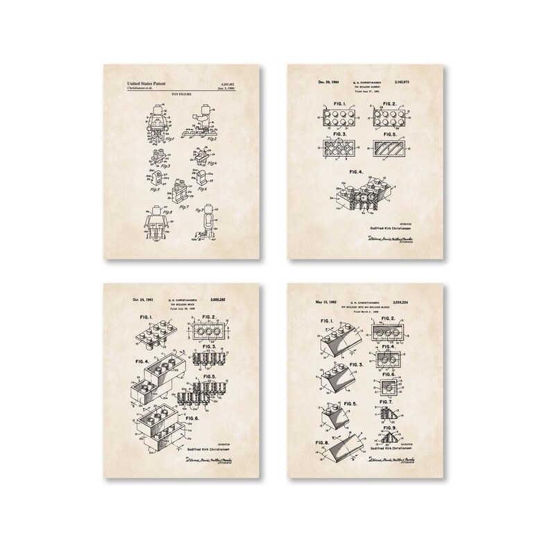 Op de afbeelding: Een set van vier vintage patentprints voor LEGO-bouwstenen. De prints zijn in zwart-wit en bevatten illustraties van de stenen en figuren. De prints zijn op een beige achtergrond.