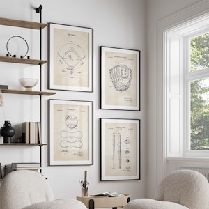 Peut inclure: Un ensemble de quatre affiches murales encadrées présentant des illustrations techniques de brevets à l'encre noire sur fond beige. Les impressions représentent un terrain de baseball, un gant, une balle et une batte avec des légendes.