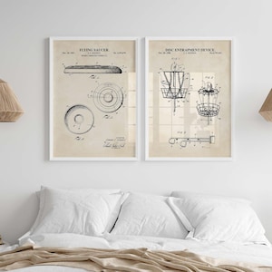 Puede incluir: Dos dibujos de patentes vintage sobre un fondo beige. El dibujo de la izquierda muestra un platillo volante con el texto "Flying Saucer" y "Wham-O Manufacturing Co.". El dibujo de la derecha muestra un dispositivo de atrapamiento de discos con el texto "Disc Entrapment Device" y "E.E. Headrick".