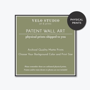Op de afbeelding: Een groen en wit bord met de tekst "VELO STUDIO art & prints PATENT WALL ART physical prints shipped to you Archival Quality Matte Prints Choose Your Background Color and Print Size Please remember these are unframed physical prints. Frames and/or mats shown in photos are not included" en een zwarte cirkel met de tekst "PHYSICAL PRINTS".