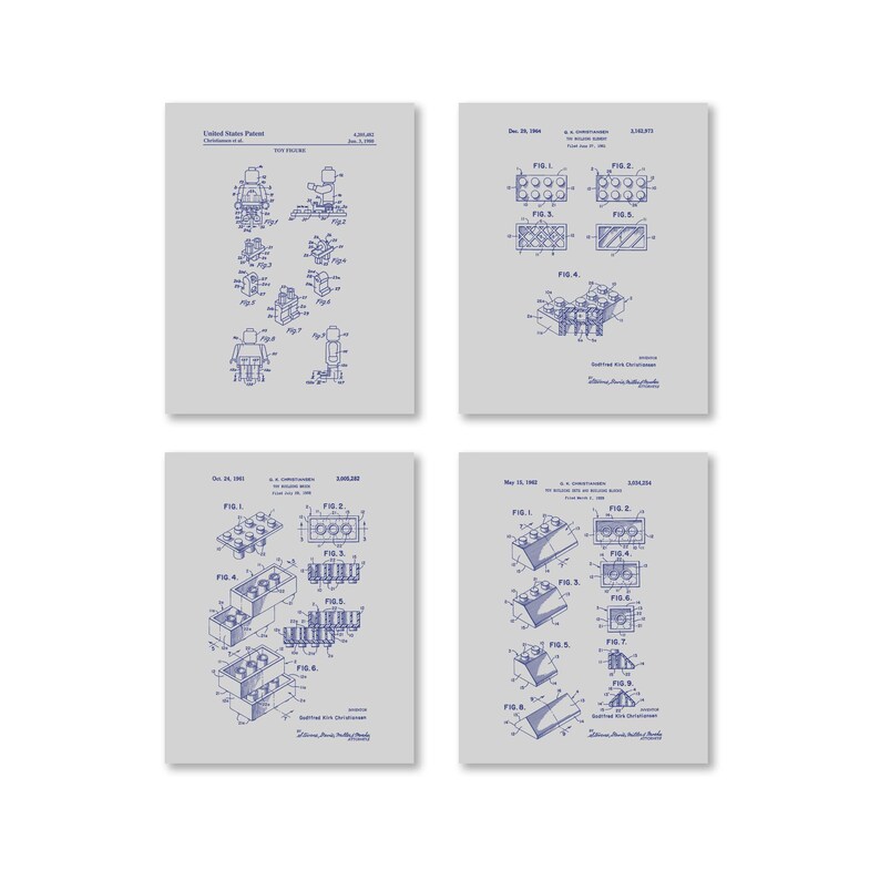 Op de afbeelding: Een set van vier vintage blauwdruk-stijl prints van de LEGO-patenttekeningen. De prints zijn in tinten blauw en grijs en tonen verschillende LEGO-steenontwerpen en een LEGO-minifiguur.