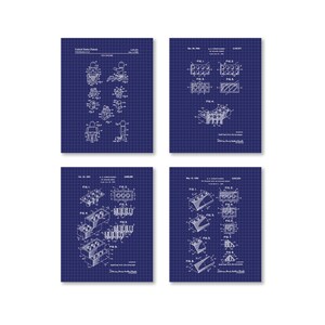 Op de afbeelding: Vier blauwe en witte patenttekeningen van LEGO-bouwstenen. De tekeningen tonen verschillende aanzichten van de stenen, waaronder de klassieke steen, een wig en een helling. De tekeningen bevinden zich op een rasterachtergrond en bevatten de tekst "United States Patent" en het patentnummer.