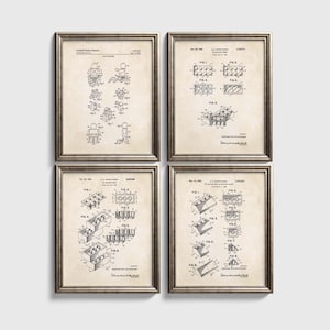 Op de afbeelding: Vier patenttekeningen in vintage-stijl voor een speelgoed-bouwsteensysteem. Elke tekening toont verschillende configuraties van de stenen, inclusief een klein figuurtje gemaakt van de stenen. De tekeningen zijn in zwart-wit op een cr&egrave;mekleurige achtergrond.