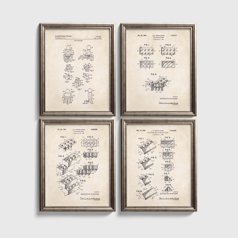 Op de afbeelding: Vier patenttekeningen in vintage-stijl voor een speelgoed-bouwsteensysteem. Elke tekening toont verschillende configuraties van de stenen, inclusief een klein figuurtje gemaakt van de stenen. De tekeningen zijn in zwart-wit op een cr&egrave;mekleurige achtergrond.
