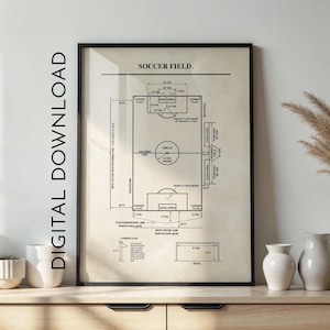Könnte beinhalten: Gerahmter Druck eines Fußballfeld-Diagramms mit Maßen in Metern. Das Diagramm enthält das Feldlayout, den Strafraum und die Zuschauerlinien. Die Wörter "SOCCER FIELD" und "DIGITAL DOWNLOAD" sind sichtbar.
